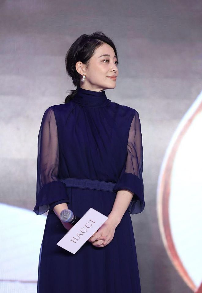 礼服步骤详细发型图_礼服发型详细步骤_礼服的发型图片