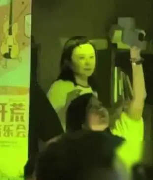 去酒吧喝酒的女生_去酒吧的女生什么心态_女生去酒吧的心理