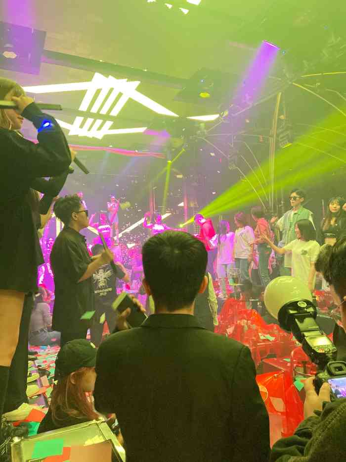 女生去酒吧的心理_去酒吧的女生什么心态_去酒吧喝酒的女生