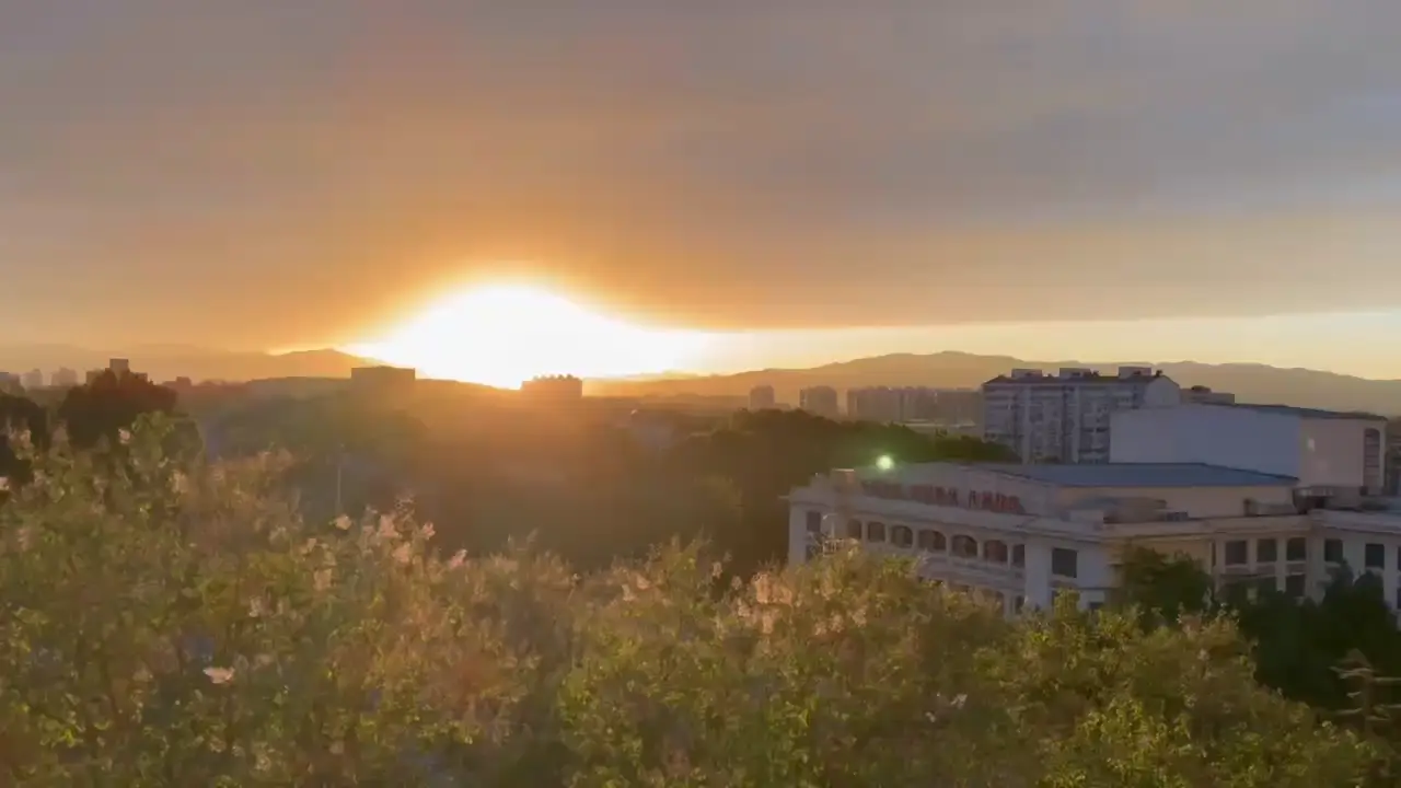 爱丽丝泉_爱丽丝的河流_爱丽丝和姐姐在河边看书