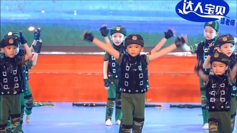 男孩化妆的样子_幼儿园男孩化妆图片_化妆男孩