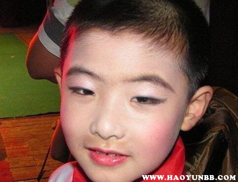 男孩化妆的样子_化妆男孩_幼儿园男孩化妆图片