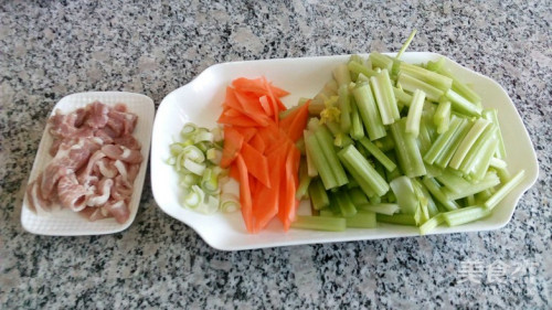 生存战争咋吃生肉_生存战争吃生肉怎么治呕吐_生存战争吃的