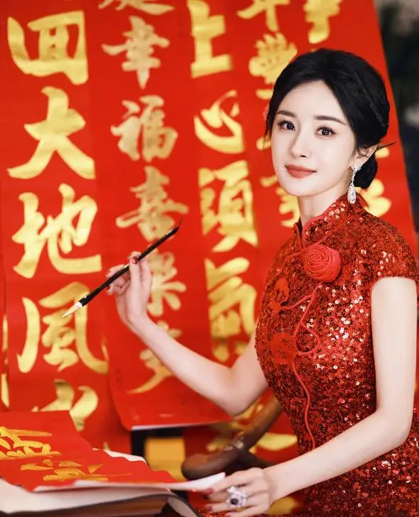 红色衣服搭配帽子图片_红色帽子如何搭配_帽子红色搭配衣服图片男