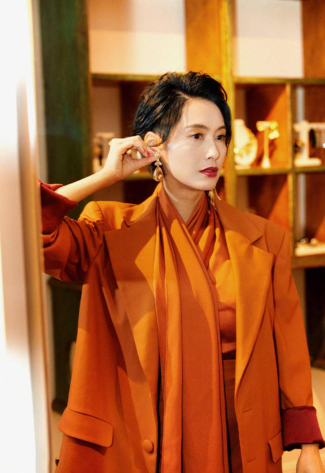 晚礼服搭配短发发型_礼服短发发型图片_适合礼服的短发造型