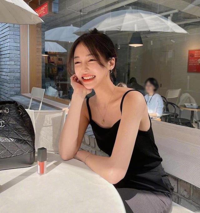 纯黄色连衣裙_浅黄色的连衣裙_淡黄色连衣裙