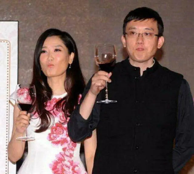 凤凰传奇玲花美腿玉足图片小说_凤凰花腿手稿图_凤凰花腿纹身手稿图女生
